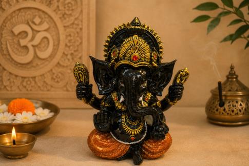 BUDAS Y GANESHAS | FIGURA GANESHA COLOR NEGRO, JOYAS DORADAS Y ROPA NARANJA 20 X 17 CM.