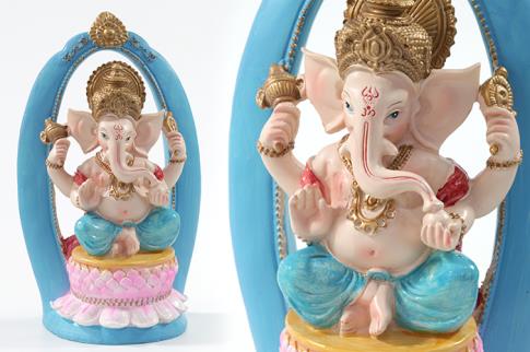 FIGURAS DIOSES, BUDAS Y MONJES | FIGURA GANESHA COLORES SOBRE ALTAR OBLONGO AZUL CELESTE 24X14,5CM