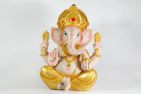 BUDAS Y GANESHAS | FIGURA GANESHA CON ROPAJE DORADO SENTADA  40X30CM