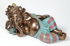 BUDAS Y GANESHAS | FIGURA GANESHA DORADA ACOSTADA EN TONOS AZULES Y ROJOS 14 X 30 CM.