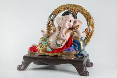BUDAS Y GANESHAS | FIGURA GANESHA MULTICOLOR ACOSTADA SOBRE DIVAN 15X17CM