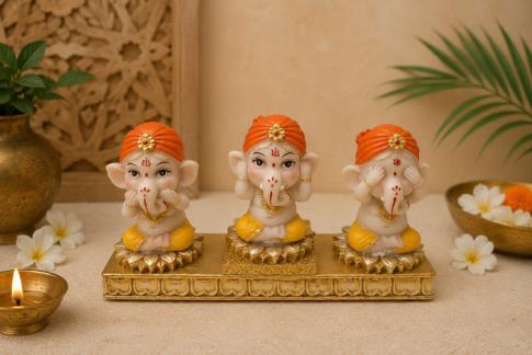 BUDAS Y GANESHAS | FIGURA GANESHA NI�A NO VER, NO OIR, NO HABLAR SOBRE PEDESTAL COLOR NARANJA, AMARILLO Y DORADO 8 X 14,5 CM.