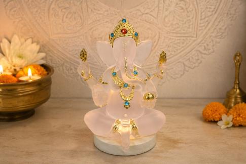 COMODIN | FIGURA GANESHA SENTADA COLOR TRANSPARENTE Y DORADO CON PIEDRAS MULTICOLOR 19 X 14 CM. (INCLUYE BASE CON LUZ)