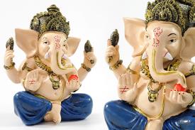 FIGURAS DIOSES, BUDAS Y MONJES | FIGURA GANESHA SENTADA COLORES CALIDOS 20X15CM