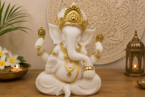 BUDAS Y GANESHAS | FIGURA GANESHA SENTADA PIEDRA COLOR BLANCO CON JOYERIA EN DORADO 37 X 30 CM.