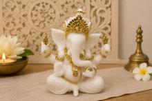 FIGURA GANESHA SENTADA PIEDRA COLOR BLANCO Y DORADO 20 X 17 CM.