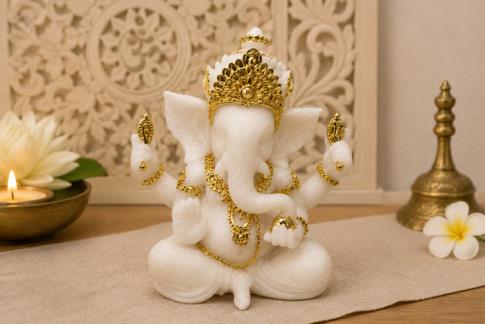 COMODIN | FIGURA GANESHA SENTADA PIEDRA COLOR BLANCO Y DORADO 20 X 17 CM.