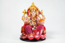 FIGURA GANESHA TONOS VIOLACEOS SENTADA SOBRE FLOR DE LOTO 20X13CM