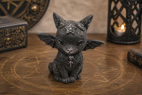 COMODIN | FIGURA GATITO CON ALAS, PENTAGRAMA GRABADO EN LA FRENTE Y COLGANTE DE CALAVERA COLOR NEGRO 9 X 9 CM.