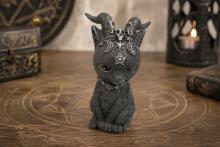 FIGURA GATITO CON CUERNOS, PENTAGRAMA Y LUNAS GRABADOS EN LA FRENTE Y COLGANTE DE CALAVERA COLOR NEGRO 9,5 X 4 CM. FIGURA GATITO CON CUERNOS, PENTAGRAMA Y LUNAS GRABADOS EN LA FRENTE Y COLGANTE DE CALAVERA COLOR NEGRO 9,5 X 4 CM.