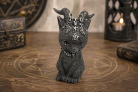 HADAS, BRUJAS Y FANTAS�A | FIGURA GATITO CON CUERNOS, PENTAGRAMA Y LUNAS GRABADOS EN LA FRENTE Y COLGANTE DE CALAVERA COLOR NEGRO 9,5 X 4 CM.