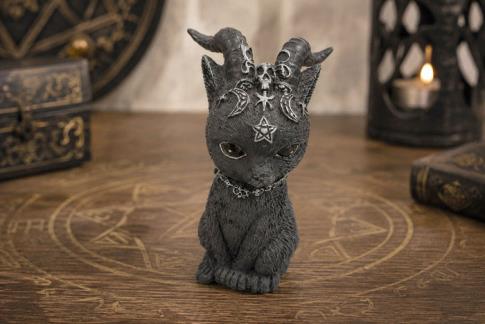 HADAS, BRUJAS Y FANTAS�A | FIGURA GATITO CON CUERNOS, PENTAGRAMA Y LUNAS GRABADOS EN LA FRENTE Y COLGANTE DE CALAVERA COLOR NEGRO 9,5 X 4 CM.