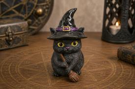 HADAS, BRUJAS Y FANTAS�A | FIGURA GATITO CON SOMBRERO DE BRUJA Y ESCOBA COLOR NEGRO 10 X 5,5 CM.
