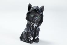 FIGURA GATITO NEGRO ADORABLE CON CAPUCHA Y COLLAR DE CALAVERAS 10 CM.