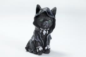 HADAS, BRUJAS Y FANTASA | FIGURA GATITO NEGRO ADORABLE CON CAPUCHA Y COLLAR DE CALAVERAS 10 CM.