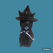 HADAS, BRUJAS Y FANTASA | FIGURA GATITO NEGRO ADORABLE CON SOMBRERO DE BRUJA, CAPA Y PENTACULO EN LA FRENTE 10 CM.