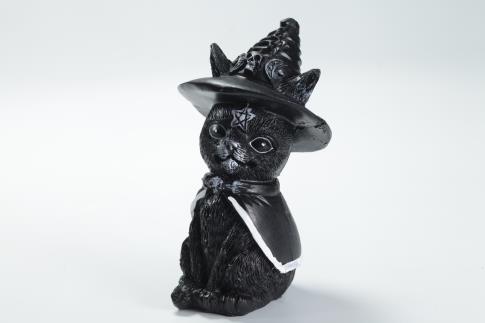 HADAS, BRUJAS Y FANTASA | FIGURA GATITO NEGRO ADORABLE CON SOMBRERO DE BRUJA, CAPA Y PENTACULO EN LA FRENTE 10 CM.