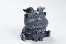 FIGURA GATITO NEGRO ROLLIZO ADORABLE CON CUERNOS, CAPA Y PENTAGRAMA 7 X 6 CM.