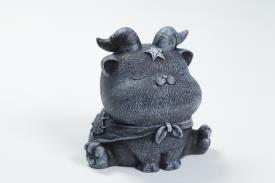 HADAS, BRUJAS Y FANTASA | FIGURA GATITO NEGRO ROLLIZO ADORABLE CON CUERNOS, CAPA Y PENTAGRAMA 7 X 6 CM.