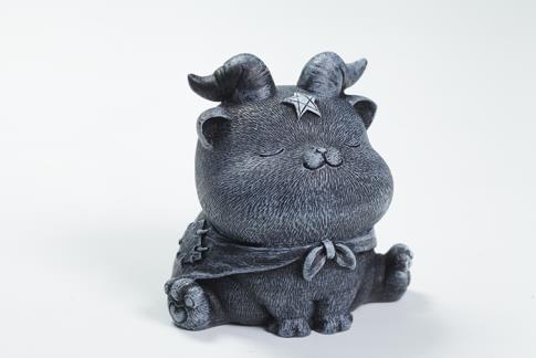 HADAS, BRUJAS Y FANTAS�A | FIGURA GATITO NEGRO ROLLIZO ADORABLE CON CUERNOS, CAPA Y PENTAGRAMA 7 X 6 CM.