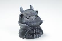 FIGURA GATITO NEGRO ROLLIZO ADORABLE CON CUERNOS Y CAPA 7 X 6 CM.