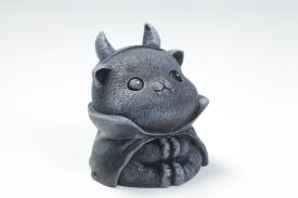HADAS, BRUJAS Y FANTASA | FIGURA GATITO NEGRO ROLLIZO ADORABLE CON CUERNOS Y CAPA 7 X 6 CM.