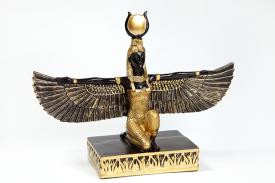 EGIPTO | FIGURA ISIS DORADA Y NEGRA ARRODILLADA CON ALAS DESPLEGADAS SOBRE PEDESTAL RECTANGULAR 17,5 X 22,5 CM.
