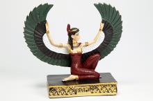 FIGURA MAAT EN COLOR DE PERFIL CON ALAS DESPLEGADAS SOBRE PEDESTAL RECTANGULAR 15 X 16 CM. DIOSA DEL ORDEN Y LA VERDAD.