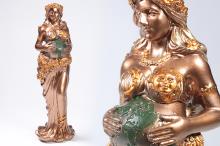 FIGURA MADRE TIERRA DE PIE DORADO, AZUL Y VERDE 23 CM RESINA