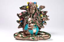 FIGURA MADRE TIERRA EMBARAZADA SENTADA MULTICOLOR BASE ESPECIAL PARA BOLA DE CRISTAL O MINERAL 13X13 CM.