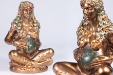 FIGURA MADRE TIERRA SENTADA DORADO, AZUL Y VERDE 13 CM RESINA