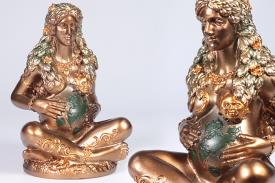 DIOSAS | FIGURA MADRE TIERRA SENTADA DORADO, AZUL Y VERDE 13 CM RESINA