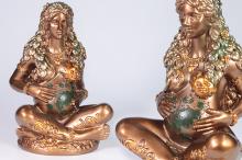 FIGURA MADRE TIERRA SENTADA DORADO, AZUL Y VERDE 18 CM RESINA