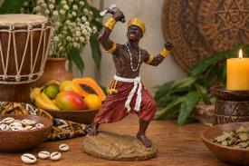 SANTOS Y ARCANGELES | FIGURA ORISHA CHANGO (JUSTICIA) 25,5 X 13,5 CM.
