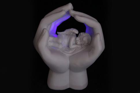 COMODIN | FIGURA QUERUBN CON LUZ LED DURMIENDO EN MANOS 17X13.5X10CM