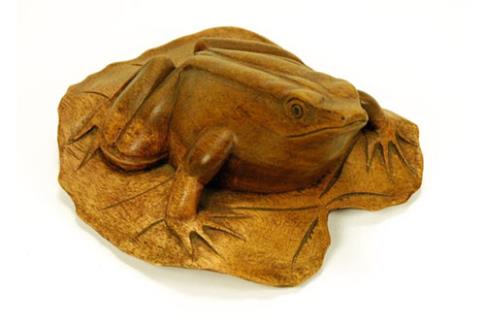 COMODIN | FIGURA RANA MADERA 19 X 17 X 9 CM.
