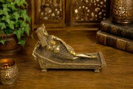 EGIPTO | FIGURA REINA CLEOPATRA TUMBADA SOBRE DIVAN COLOR DORADO 14X20X6CM.