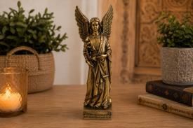 SANTOS Y ARCANGELES | FIGURA RESINA ANGEL DE LA GUARDA COLOR DORADO 22X7CM.