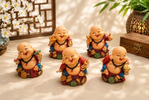 BUDAS Y GANESHAS | FIGURA RESINA BUDA FELIZ CON ROPAJE DE COLORES 10 X 6 CM. (MODELOS SURTIDOS)