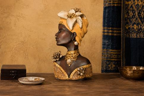 HADAS, BRUJAS Y FANTAS�A | FIGURA RESINA BUSTO MUJER AFRICANA TONOS AMARILLOS Y DORADOS CON FLOR BLANCA Y PENDIENTE DE PERLA 31 X 17,5 X 9,5 CM.
