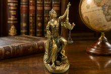 FIGURA RESINA DIOSA JUSTICIA COLOR DORADO 23X10CM.