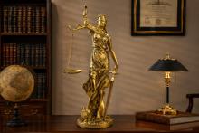 FIGURA RESINA DIOSA JUSTICIA COLOR DORADO CON BRILLO 70X16CM.