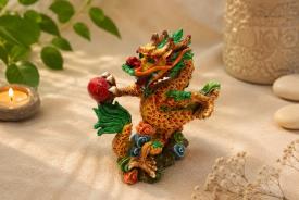 FIGURAS FENG SHUI | FIGURA RESINA DRAGON CHINO MULTICOLOR CON FRUTO ROJO DE LA SUERTE 13 X 9 CM.
