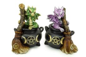 FIGURAS DRAGONES | FIGURA RESINA DRAGON CON ESCOBA EN CALDERO 11 CM.