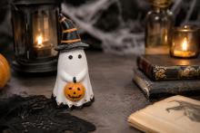 FIGURA RESINA FANTASMA ADORABLE CON SOMBRERO DE BRUJA Y CALABAZA 20X11CM.