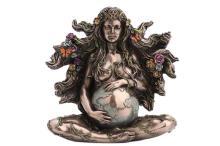 FIGURA RESINA GAIA MADRE TIERRA. EMBARAZADA SENTADA 17.5 X 9 X 17.50