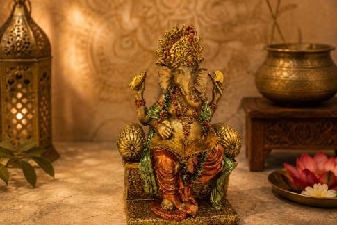 COMODIN | FIGURA RESINA GANESHA SENTADA EN VIVOS COLORES 20 X 16,50CM.