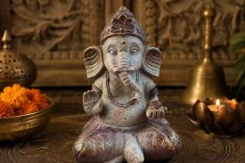 BUDAS Y GANESHAS | FIGURA RESINA GANESHA TONOS ROSADOS Y GRISES 20X12 CM.