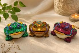 FIGURAS FENG SHUI | FIGURA RESINA RANA DE LA SUERTE MULTICOLOR CON MONEDA 12 X 8 CM. (COLORES SURTIDOS)