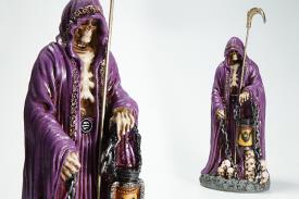 SANTOS Y ARCANGELES | FIGURA RESINA SANTA MUERTE COLOR MORADO CON FARILLO 26 CM